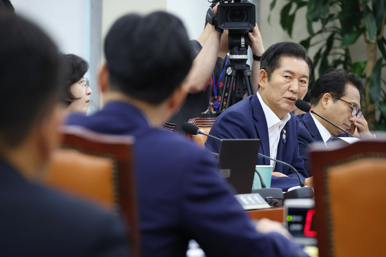 더불어민주당 당권 주자인 정청래 의원이 15일 오전 서울 여의도 국회 국방위원회의 안규백 국방부장관 후보자에 대한 인사청문회에서 질의하고 있다. 뉴스1