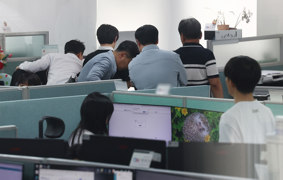 김건희 특검팀이 지난 14일 '양평고속도로 노선변경 특혜 의혹'과 관련해 국토교통부 등 10여곳에 대한 전방위 압수수색에 나섰다. 서울 성동구 동해종합기술공사 성수 본사에서 특검팀이 자료를 살피고 있다. 연합뉴스