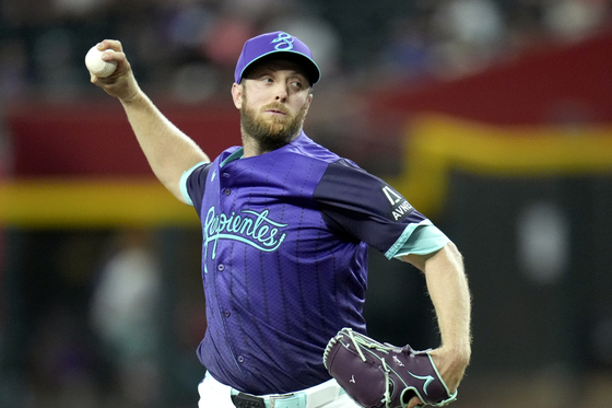 Arizona Diamondbacks starting pitcher Merrill Kelly throws against the Miami Marlins during the first inning of a baseball game Friday, June 27, 2025, in Phoenix. (AP Photo/Ross D. Franklin)  〈저작권자(c) 연합뉴스, 무단 전재-재배포, AI 학습 및 활용 금지〉
