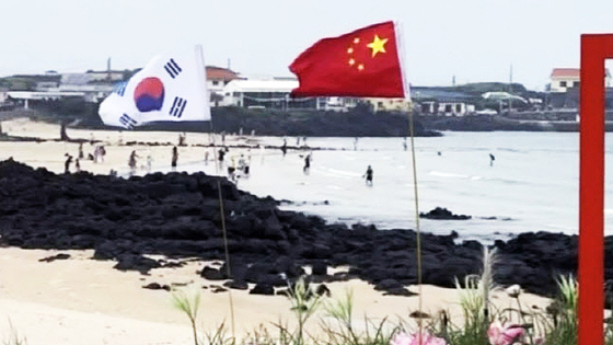 지난 8일 제주 우도 한 해변에 중국 국기가 태극기와 나란히 꽂혀 있는 모습. 사진 스레드 캡처
