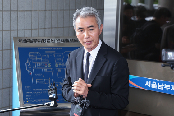 가상화폐 위믹스(WEMIX) 유통량을 조작했다는 혐의로 불구속기소 된 장현국 전 위메이드 대표가 15일 서울 양천구 서울남부지방법원에서 열린 1심 선고공판에서 무죄를 선고받은 뒤 취재진 질문에 답하고 있다. 연합뉴스