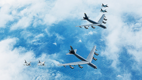  11일 제주도 남방 공해 상에서 미국의 전략폭격기 B-52H 편대와 한국 KF16(왼쪽)과 일본 F-2(오른쪽) 편대가 연합 공중 훈련을 실시했다. B-52H와 같은 전략자산의 전개는 미국의 확장억제 공약을 재확인하는 군사작전이다. 사진 국방부