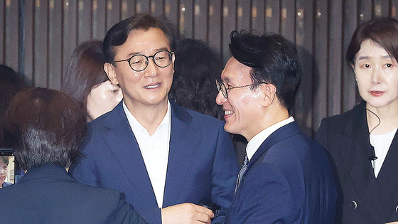  김민석 국무총리(오른쪽)와 전재수 해양수산부 장관 후보자가 지난 3일 오후 서울 여의도 국회 본회의장에서 만나 대화하고 있다. 뉴스1