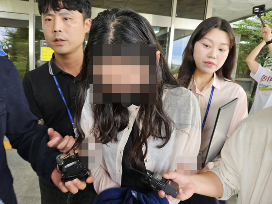 시험기간 중 학교에 무단 침입한 혐의(건조물 침입 등)로 구속 영장이 청구된 기간제 교사 C씨가 14일 대구지법 안동지원에서 구속 전 피의자 심문(영장실질심사)을 받은 후 이동하고 있다. 연합뉴스