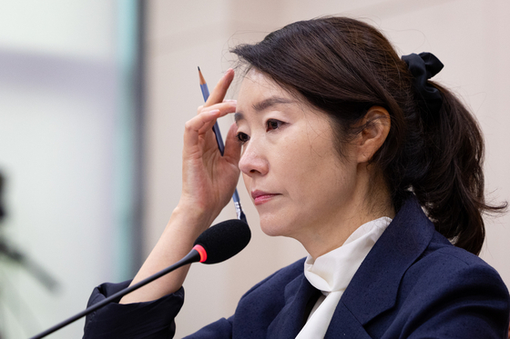 강선우 여성가족부 장관 후보자가 지난 14일 서울 여의도 국회에서 열린 인사청문회에 출석해 의원 질의를 경청하며 머리카락을 쓸어 넘기고 있다. 뉴스1