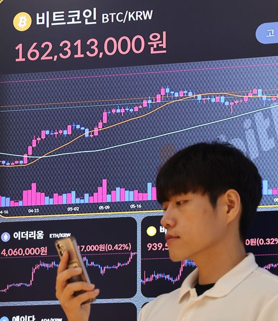 비트코인이 14일 글로벌마켓에서 사상 처음으로 개당 12만 달러선을 넘었다. 사진은 이날 오전 서울 서초구 빗썸라운지 강남 본점 현황판에 표시된 비트코인 시세. [연합뉴스]