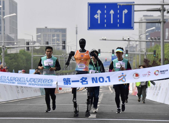 4월 19일 '2025 베이징 이좡(亦庄) 하프마라톤 및 휴머노이드 로봇 하프마라톤'에서 톈궁(天工)팀 선수 '톈궁 울트라(Ultr)'가 결승점을 향해 돌진하고 있다. 신화통신