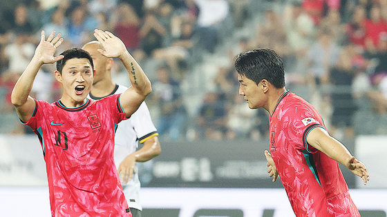  주민규(오른쪽)가 골을 넣자 축하 세리머니를 펼치는 이동경. 뉴스1