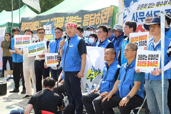 해수부노조가 지난 9일 국회에서 삭발식을 하고 단식에 나섰다. 단식은 정부 책임자의 면담 수용시까지 지속할 예정이다. [사진 해수부노조]