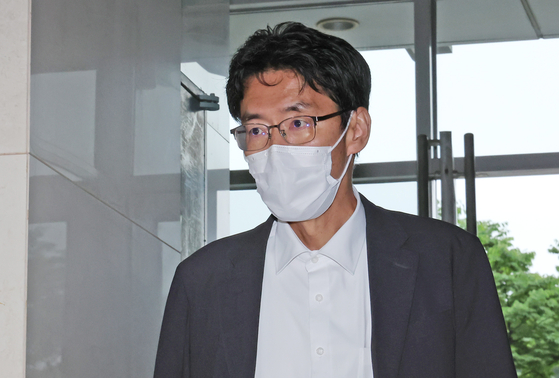 이충면 전 대통령실 국가안보실 외교비서관이 14일 오후 서울 서초구에 마련된 순직해병 특검 사무실에서 참고인 조사를 받기 위해 특검 사무실로 향하고 있다. 특검팀은 이 전 비서관을 상대로 윤석열 전 대통령이 격노했다는 국가안보실 회의 당시 상황을 조사했다. 뉴스1