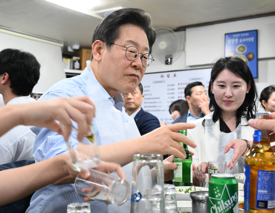 이재명 대통령이 11일 서울 광화문 인근 한식당에서 '민생회복 소비쿠폰' 지급을 앞두고 내수 경기 활성화를 위해 '대통령과 외식합니다' 행사를 진행 중이다. [연합뉴스]