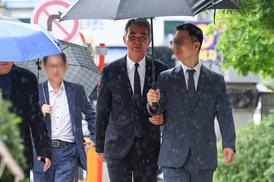 암호화폐 위믹스(WEMIX) 유통량을 조작해 위메이드 주가를 부양한 혐의를 받는 장현국 넥써쓰 대표(전 위메이드 대표이사)가 1심에서 무죄를 선고받았다. 15일 오후 장 전 대표가 서울남부지법에 출석하고 있다. 연합뉴스