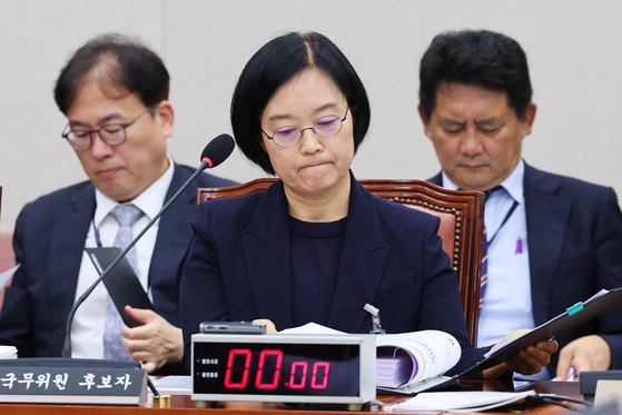 한성숙 중소벤처기업부 장관 후보자가 15일 오전 서울 여의도 국회 산업통산자원중소벤처기업위원회에서 열린 인사청문회에 출석해 자료를 살피고 있다. 뉴스1