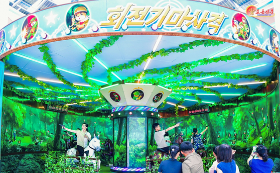 북한 노동당 기관지 노동신문은 지난 10일 “황홀경의 명사십리, 행복의 인파십리”라며 원산갈마해안관광지구를 홍보했다. 노동신문=뉴스1