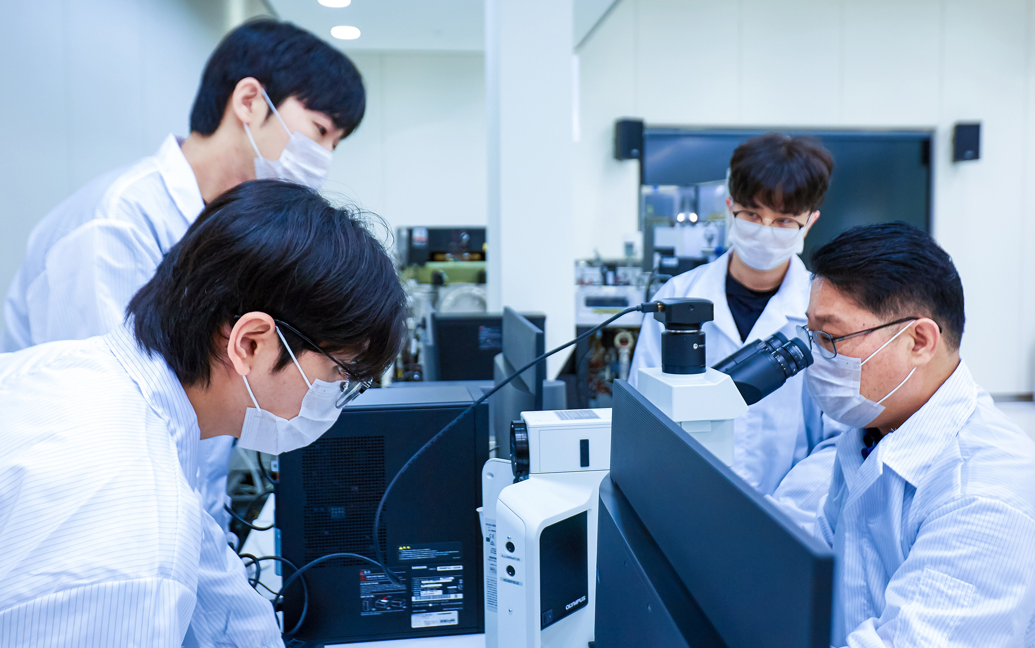 반도체전자계열 학생들이 반도체 웨이퍼의 패턴 등을 마이크로스코프로 검사하는 실습