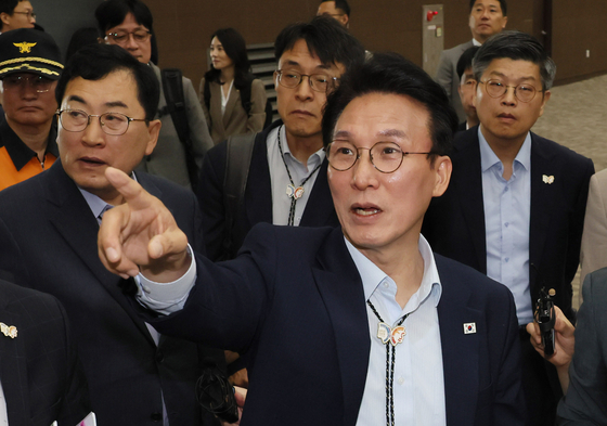 김민석 국무총리가 11일 경북 경주시 화백컨벤션센터(HICO)를 방문해 APEC 정상회의 준비 상황을 점검하고 있다. 연합뉴스