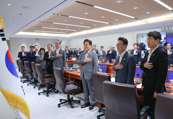 이재명 대통령이 15일 서울 용산 대통령실 청사에서 열린 국무회의에서 국기에 경례를 하고 있다. 연합뉴스