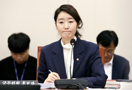 강선우 여성가족부 장관 후보자가 14일 국회 여성가족위원회 전체회의에서 열린 인사청문회에서 의원들의 질의를 듣고 있다. 임현동 기자