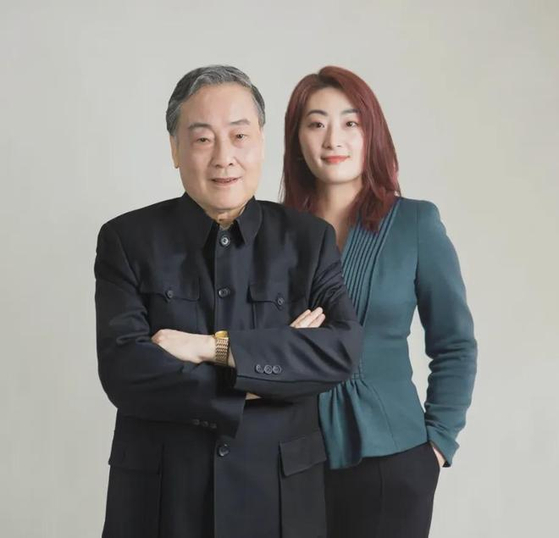 중국 음료기업 와하하의 창업주 종칭허우와 그의 ″외동딸″ 종푸리. 바이두캡쳐 