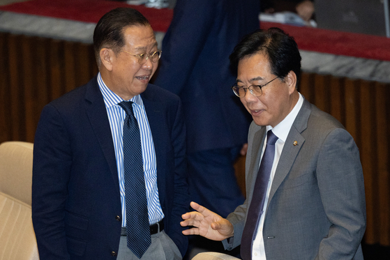 송언석 국민의힘 비상대책위원장 겸 원내대표가 10일 서울 여의도 국회에서 열린 제427회 국회(임시회) 제1차 본회의에서 권영세 의원과 대화하고 있다. 뉴스1