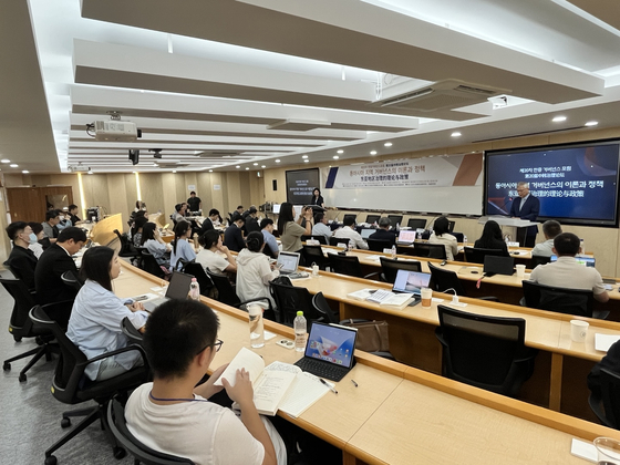 11일 성균관대에서 열린 '한중거버넌스포럼'에서 성균중국연구소장 이희옥교수이 개회사를 발표하고 있다. 중국연구소 