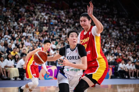 중국 장쯔위(오른쪽)를 돌파하는 한국의 박지수(가운데). 사진 FIBA