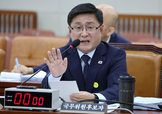 김성환 환경부 장관 후보자가 15일 국회 환경노동위원회 전체회의에서 열린 인사청문회에서 의원들 질의에 답하고 있다. 임현동 기자