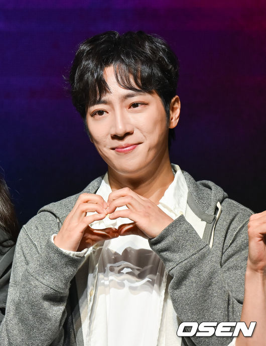 [OSEN=박준형 기자] 연극 '애나엑스'(주최 ㈜글림아티스트, 제작 ㈜글림컴퍼니 프로듀서 이재은) 프레스콜이 5일 서울 강서구 LG아트센터 서울에서 진행됐다.연극 ‘애나엑스’는 부유한 독일 상속녀 ‘애나 델비’로 위장해 뉴욕 사회의 상류층을 대상으로 사기행각을 벌였던 ‘애나 소로킨’의 이야기를 그려낸 작품으로 애나 역에 최연우, 한지은, 김도연이, 아리엘 역에 이상엽, 이현우, 원태민이 함께한다.배우 이상엽이 포즈를 취하고 있다.   2025.02.05 / soul1014@osen.co.kr