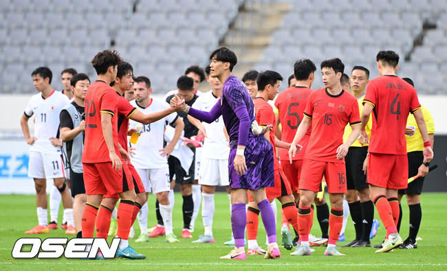 [OSEN=용인, 최규한 기자] 5일 오후 용인 미르스타디움에서 2025 동아시아축구연맹(EAFF) E-1 챔피언십(동아시안컵) 3차전 중국과 홍콩의 경기가 열렸다.이날 경기는 중국이 홍콩을 상대로 1-0 승리를 거뒀다.경기를 마치고 승리한 중국 선수들이 인사를 나누고 있다. 2025.07.15 / dreamer@osen.co.kr