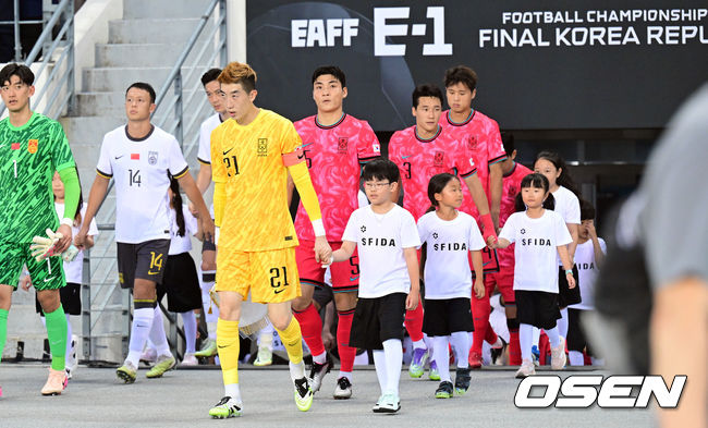 [OSEN=용인, 조은정 기자]7일 경기 용인시 용인 미르 스타디움에서 2025 동아시아 축구연맹(EAFF) E-1 챔피언십(동아시안컵) 대한민국 남자 축구 대표팀과 중국의 개막전이 열렸다.한국은 중국과 첫 경기를 시작으로 11일 홍콩, 15일 일본과 격돌한다. 경기는 모두 용인에서 치러지며 3경기 성적에 따라 그대로 최종 순위가 결정된다.주장 조현우를 비롯한 대표팀이 그라운드에 들어서고 있다. 2025.07.07 /cej@osen.co.kr