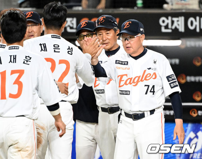 [OSEN=대전, 이대선 기자] 프로야구 한화 이글스가 짜릿한 끝내기 승리로 전반기를 피날레했다. 한화는 10일 대전 한화생명볼파크에서 치러진 2025 신한 SOL Bank KBO리그 KIA 타이거즈와의 홈경기를 3-2 끝내기로 승리했다.경기 종료 후 한화 김경문 감독이 선수들에게 박수를 보내고 있다. 2025.07.10 /sunday@osen.co.kr