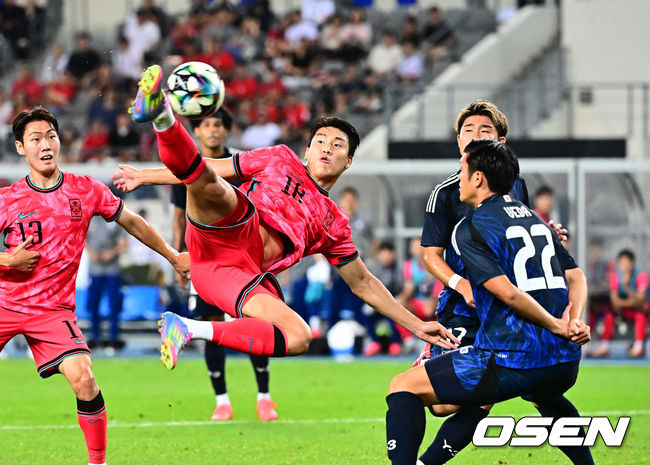 [OSEN=용인, 지형준 기자] 홍명보 감독이 이끄는 남자축구대표팀이 15일 오후 용인 미르스타디움에서 2025 동아시아축구연맹(EAFF) E-1 챔피언십(동아시안컵) 3차전 일본과 경기를 가졌다.한국은 1차전서 중국을 3-0, 2차전서 홍콩을 2-0으로 완파했다. 하지만 일본이 1차전서 홍콩을 6-1, 2차전서 중국을 2-0으로 이겼다. 골득실 +7의 일본이 +5의 한국을 누르고 조 선두인 상황이다. 나란히 2승을 거둔 한국과 일본은 대회 우승컵을 놓고 격돌한다.후반 한국 이호재가 슛을 시도하고 있다. 2025.07.15 / jpnews@osen.co.kr