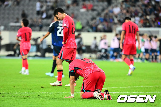 [OSEN=용인, 지형준 기자] 대굴욕이다. 한국축구가 일본에 사상 첫 3연패를 당했다.홍명보 감독이 이끄는 남자축구대표팀은 15일 오후 7시 24분 용인 미르스타디움에서 개최되는 2025 동아시아축구연맹(EAFF) E-1 챔피언십(동아시안컵) 3차전에서 숙적 일본에게 0-1로 패해 우승컵 탈환에 실패했다.대회 3승의 일본이 통산 세 번째 우승을 달성했다. 일본은 안방의 한국을 누르고 대회 2연패까지 가져갔다. 한국은 여전히 5회 우승으로 최다우승이지만 2개 대회 연속 일본에 밀렸다.한국 선수들이 패배를 아쉬워하고 있다. 2025.07.15 / jpnews@osen.co.kr