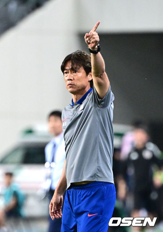 [OSEN=용인, 최규한 기자] 홍명보 감독이 이끄는 남자축구대표팀이 15일 오후 용인 미르스타디움에서 2025 동아시아축구연맹(EAFF) E-1 챔피언십(동아시안컵) 3차전 일본과 경기를 가졌다.한국은 1차전서 중국을 3-0, 2차전서 홍콩을 2-0으로 완파했다. 하지만 일본이 1차전서 홍콩을 6-1, 2차전서 중국을 2-0으로 이겼다. 골득실 +7의 일본이 +5의 한국을 누르고 조 선두인 상황이다. 나란히 2승을 거둔 한국과 일본은 대회 우승컵을 놓고 격돌한다.후반 한국 홍명보 감독이 작전 지시를 내리고 있다. 2025.07.15 / dreamer@osen.co.kr