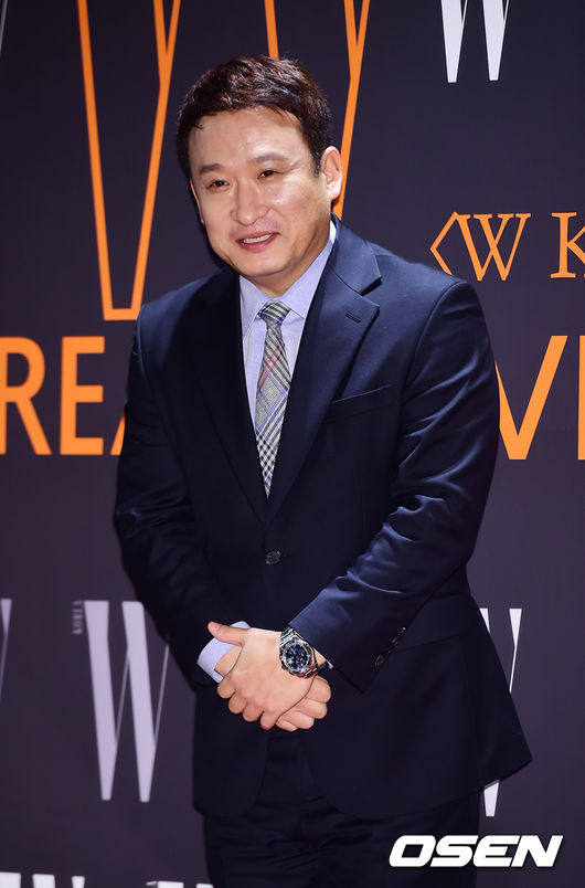 [OSEN=민경훈 기자] 27일 오후 서울시 용산구 서울드래곤시티 스카이브릿지에서 '더블유 코리아' 제12회 유방암 인식 향상 캠페인 자선 행사가 개최되어, 이를 기념하기 위한 포토행사가 진행됐다. 서경석이 포토월에서 포즈를 취하고 있다./ rumi@osen.co.kr