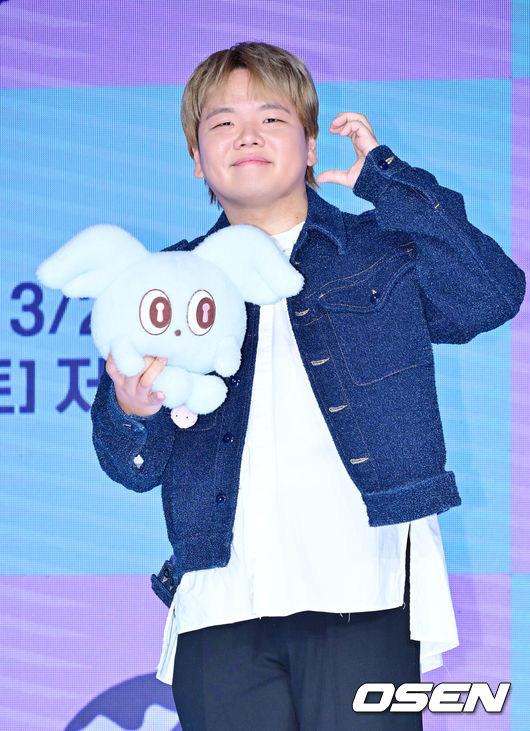 [OSEN=민경훈 기자] 20일 오후 서울 마포구 상암동 쇼킹 K-POP 스튜디오에서 ENA'지구마불 세계여행3' 제작발표회가 열렸다.‘지구마불3’는 여행 크리에이터3대장 빠니보틀,원지,곽튜브가 김태호PD에 의해 설계된 세계여행 부루마불 게임에 참여,주사위에 운명을 맡기고 세계 각지를 여행하는 과정을 담은 예능 프로그램이다.곽튜브가 포토타임을 갖고 있다. 2025.03.20 / rumi@osen.co.kr
