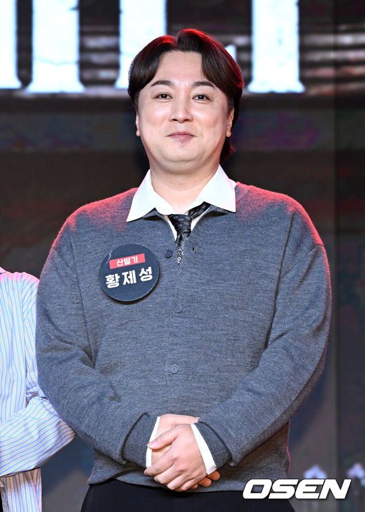 [OSEN=이대선 기자] 14일 오전 서울 동대문 브이스페이스에서 넷플릭스 예능 ‘코미디 리벤지’ 제작발표회가 열렸다.‘코미디 리벤지’는 ‘코미디 로얄’ 우승팀 이경규팀이 판을 깔고 K-코미디 대표주자들이 각잡고 웃음 터뜨리는 코미디 컴피티션이다.코미디언 황제성이 포토타임을 가지고 있다. 2024.10.14 /sunday@osen.co.kr