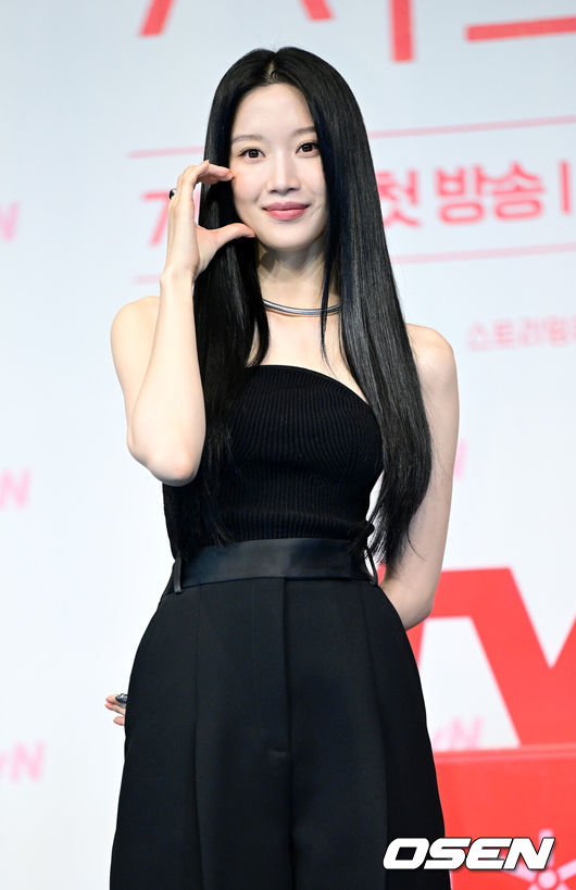 [OSEN=최규한 기자] 1일 오후 서울 신도림동 더링크서울 트리뷰트 포트폴리오 호텔에서 tvN 새 토일드라마 ‘서초동’ 제작발표회가 열렸다.‘서초동’은 매일 서초동 법조타운으로 출근하는 어쏘 변호사(법무법인에 고용되어 월급을 받는 변호사) 5인방의 희로애락 성장기를 담아내는 드라마다.배우 문가영이 포토타임을 하고 있다. 2025.07.01 / dreamer@osen.co.kr