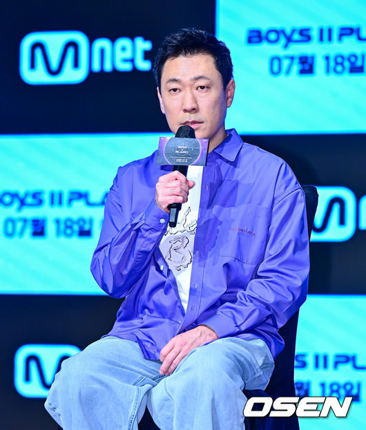 [OSEN=지형준 기자] 16일 서울 구로구 신도림동 더 세인트에서 Mnet '보이즈 2 플래닛' 제작발표회가 열렸다.‘보이즈 2 플래닛’은 ‘K-POP 월드 스케일 데뷔 프로젝트’라는 타이틀에 걸맞게 전례 없는 규모와 구성으로 글로벌 팬덤의 기대를 받고 있다. 글로벌 팬덤 ‘스타 크리에이터’와 함께 월드 스케일 K-POP 데뷔 여정을 펼칠 ‘보이즈 2 플래닛 K’, ‘보이즈 2 플래닛 C’는 오는 7월 17일(목)과 18일(금) 밤 9시 20분 첫 방송한다.김신영 CP가 질문에 답을 하고 있다. 2025.07.16 / jpnews@osen.co.kr