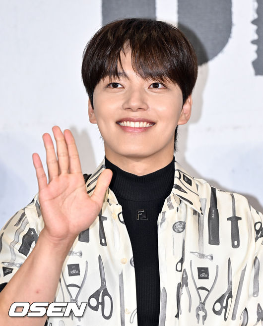 [OSEN=조은정 기자]영화 '하이재킹(김성한 감독)’ 쇼케이스 및 VIP 시사회 포토월 행사가 18일 오후 서울 강남구 메가박스 코엑스에서 열렸다.‘하이재킹’은 1971년 대한민국 상공, 여객기가 공중 납치되면서 벌어지는 극한의 상황을 담은 영화로, 오는 21일 개봉한다.배우 여진구가 인사를 하고 있다. 2024.06.18 /cej@osen.co.kr