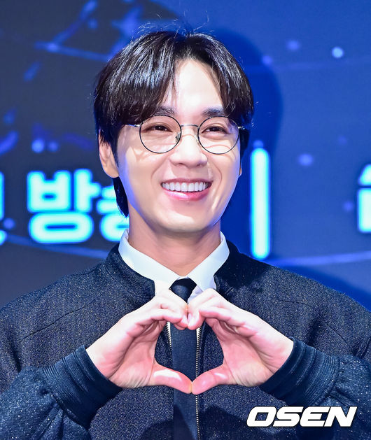 [OSEN=지형준 기자] 16일 서울 구로구 신도림동 더 세인트에서 Mnet '보이즈 2 플래닛' 제작발표회가 열렸다.‘보이즈 2 플래닛’은 ‘K-POP 월드 스케일 데뷔 프로젝트’라는 타이틀에 걸맞게 전례 없는 규모와 구성으로 글로벌 팬덤의 기대를 받고 있다. 글로벌 팬덤 ‘스타 크리에이터’와 함께 월드 스케일 K-POP 데뷔 여정을 펼칠 ‘보이즈 2 플래닛 K’, ‘보이즈 2 플래닛 C’는 오는 7월 17일(목)과 18일(금) 밤 9시 20분 첫 방송한다.가수 이석훈이 포즈를 취하고 있다. 2025.07.16 / jpnews@osen.co.kr