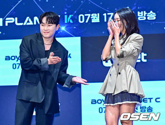 [OSEN=지형준 기자] 16일 서울 구로구 신도림동 더 세인트에서 Mnet '보이즈 2 플래닛' 제작발표회가 열렸다.‘보이즈 2 플래닛’은 ‘K-POP 월드 스케일 데뷔 프로젝트’라는 타이틀에 걸맞게 전례 없는 규모와 구성으로 글로벌 팬덤의 기대를 받고 있다. 글로벌 팬덤 ‘스타 크리에이터’와 함께 월드 스케일 K-POP 데뷔 여정을 펼칠 ‘보이즈 2 플래닛 K’, ‘보이즈 2 플래닛 C’는 오는 7월 17일(목)과 18일(금) 밤 9시 20분 첫 방송한다.가수 임한별, 효린이 포즈를 취하고 있다. 2025.07.16 / jpnews@osen.co.kr
