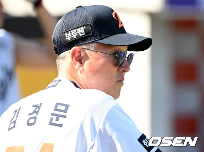 [OSEN=대전, 이대선 기자] 10일 오후 대전 한화생명볼파크에서 2025 신한 SOL Bank KBO리그 한화 이글스와 KIA 타이거즈의 경기가 열렸다.한화는 황준서, KIA는 네일을 선발로 내세웠다.경기에 앞서 한화 김경문 감독이 훈련을 바라보고 있다. 2025.07.10 /sunday@osen.co.kr
