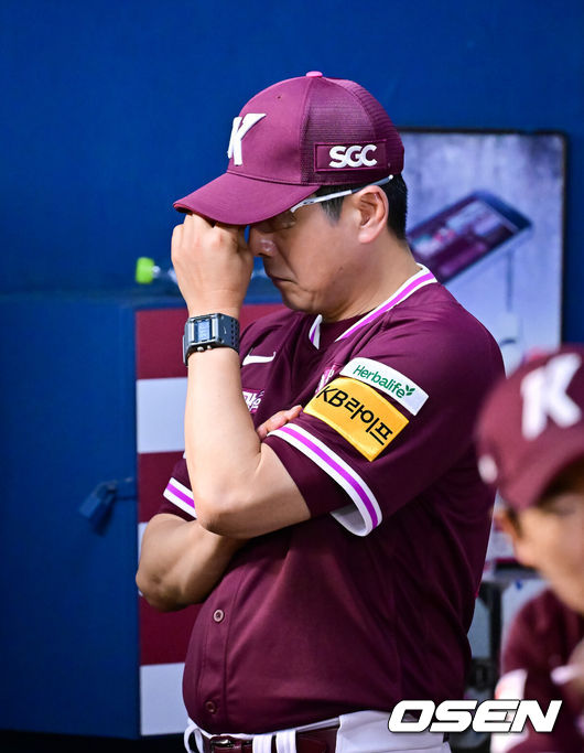 [OSEN=잠실, 박준형 기자] 프로야구 LG 트윈스가키움 히어로즈를 꺾고 2연승을 달렸다.LG는 9일 서울 잠실구장에서 열린 2025 KBO리그 키움과 경기에서 16안타를 터뜨리며 12-6으로 승리했다. LG는 전반기 최소 공동 2위를 확보했다.9회초 키움 홍원기 감독이 생각에 잠겨 있다. 2025.07.09 /  soul1014@osen.co.kr