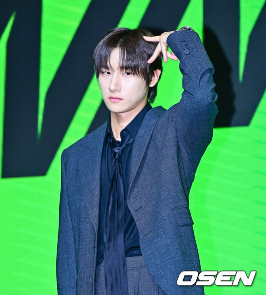 [OSEN=지형준 기자] 16일 오후 서울 영등포구 여의도 콘래드 서울 그랜드볼룸에서 몬스타엑스 데뷔 10주년 공연 '2025 몬스타엑스 커넥트 엑스' 개최 기념 기자간담회가 열렸다.2015년 미니 1집 'TRESPASS'로 가요계에 출사표를 던진 몬스타엑스는 지난 5월 14일 데뷔 10주년을 맞이했다. 10주년 당일 완전체 디지털 앨범 'NOW PROJECT vol.1'을 발매하고, 무료 팝업 전시 '모놀로그(MONOLOGUE)'를 개최하며 팬들에게 감사의 마음을 전한 몬스타엑스는 오는 18일부터 20일 펼쳐지는 완전체 공연을 통해 팬들과 또 한 번 뜻깊은 시간을 가질 예정이다.몬스타엑스 아이엠이 포토타임을 하고 있다. 2025.07.16 / jpnews@osen.co.kr
