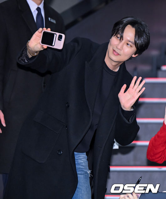 [OSEN=지형준 기자] 8일 오후 서울 잠실 롯데시네마 월드타워에서 영화 '브로큰' 개봉주 무대인사가 열렸다.'브로큰'은 시체로 돌아온 동생과 사라진 그의 아내, 사건을 예견한 베스트셀러 소설까지, 모든 것이 얽혀버린 그날 밤의 진실을 밝히기 위해 끝까지 달려가는 민태의 분노의 추적을 그린 작품.배우 김남길이 팬과 사진 촬영을 하고 있다. 2025.02.08 / jpnews@osen.co.kr