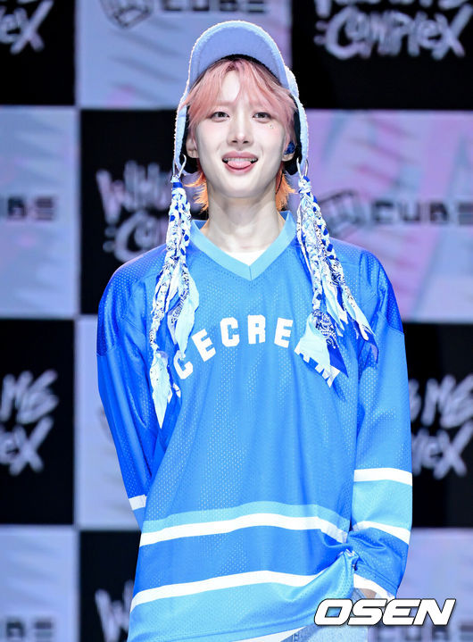 [OSEN=조은정 기자]펜타곤 후이의 첫 솔로 앨범 'WHU IS ME : Complex'(후 이즈 미 : 콤플렉스) 발매 기념 쇼케이스가 16일 오후 서울 광진구 예스24 라이브홀에서 열렸다.후이는 데뷔 8년 만에 첫 솔로 앨범 'WHU IS ME : Complex'(후 이즈 미 : 콤플렉스)를 발매, 본인만의 유니크한 세계관 속에 자전적 이야기를 담아냈다. 이번 신보는 자신의 결핍과 콤플렉스를 인정하고 이를 극복하는 과정을 거친 후이가 자신만의 방식으로 세상을 변화시키겠다는 각오가 느껴진다.후이가 포즈를 취하고 있다. 2024.01.16/cej@osen.co.kr