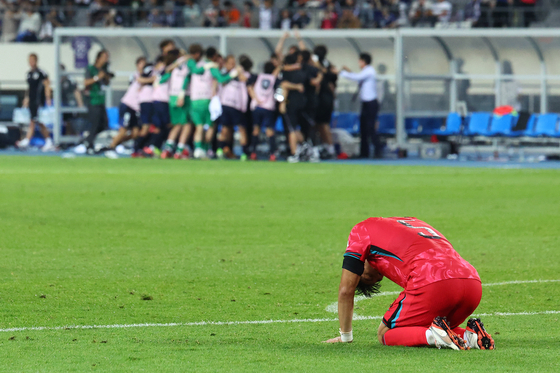 동아시안컵 최종 3차전에서 일본에 0-1로 패한 뒤 그라운드에 주저앉아 아쉬워하는 한국 축구대표팀 수비수 박진섭. 반드시 이겨야 우승이 가능했던 한국은 안방에서 일본에 우승을 내줬다. 한일전 ‘3연속 무득점 패배’ 굴욕도 당했다. [연합뉴스]