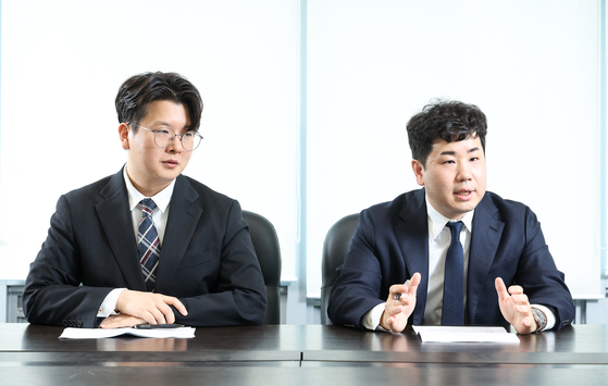 대한전공의협의회 소속 전공의인 윤동규 분당서울병원 사직 전공의(왼쪽)와 박경수 전남대병원 사직 전공의가 14일 서울 상암동 중앙일보 본사에서 인터뷰를 하고 있다. 우상조 기자