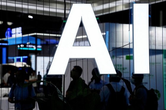 2023년 7월 6일 중국 상하이에서 열린 세계 인공지능 컨퍼런스(WAIC) 한쪽에 부착된 ‘AI’ 표지판. 로이터=연합뉴스